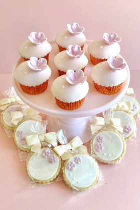 Floral Cupcakes & Biscuit Favours